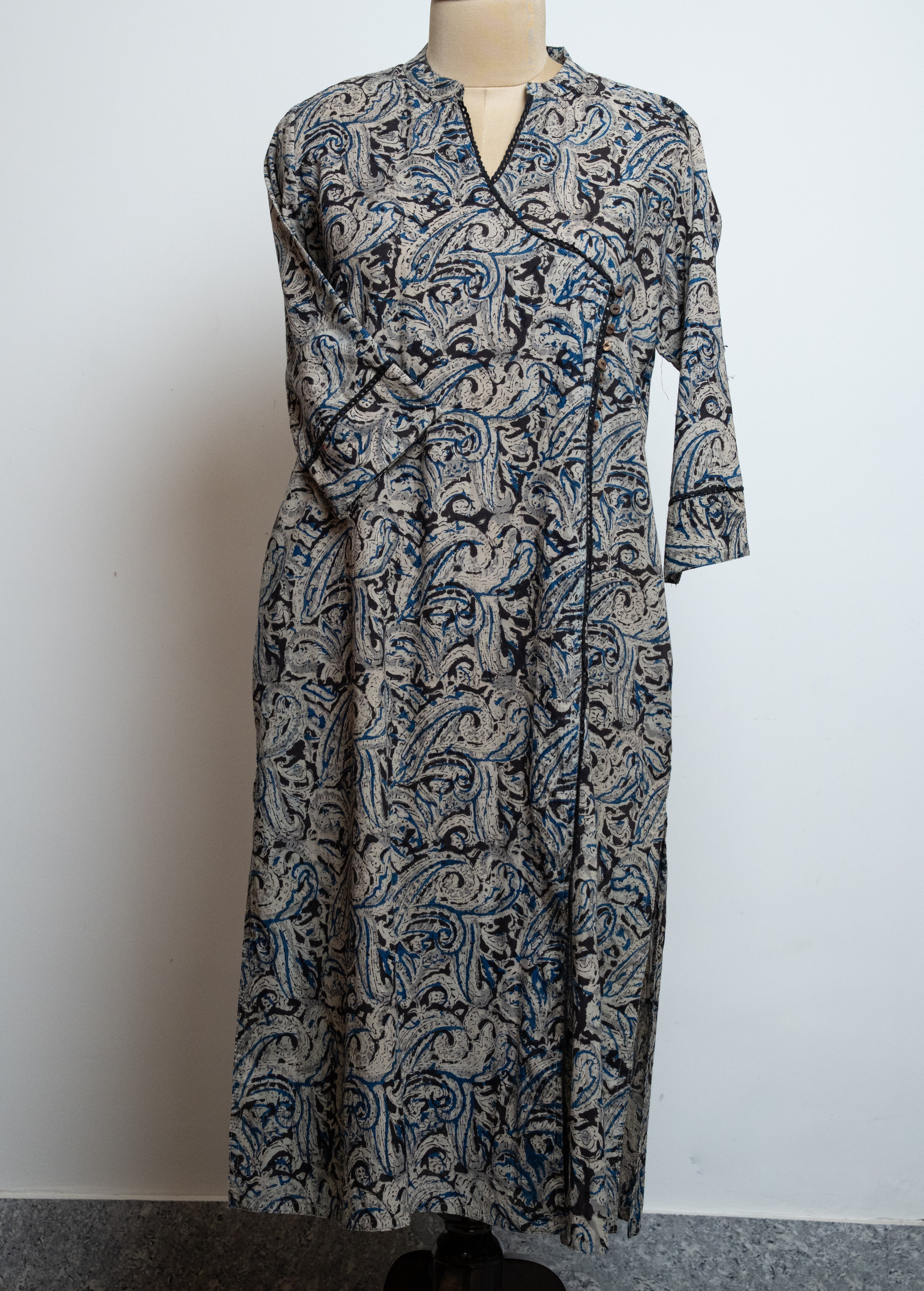 ETHNIC GEOMETRIC PRINTED NOTCHED NECK SEQUINNED COTTON STRAIGHT KURTA