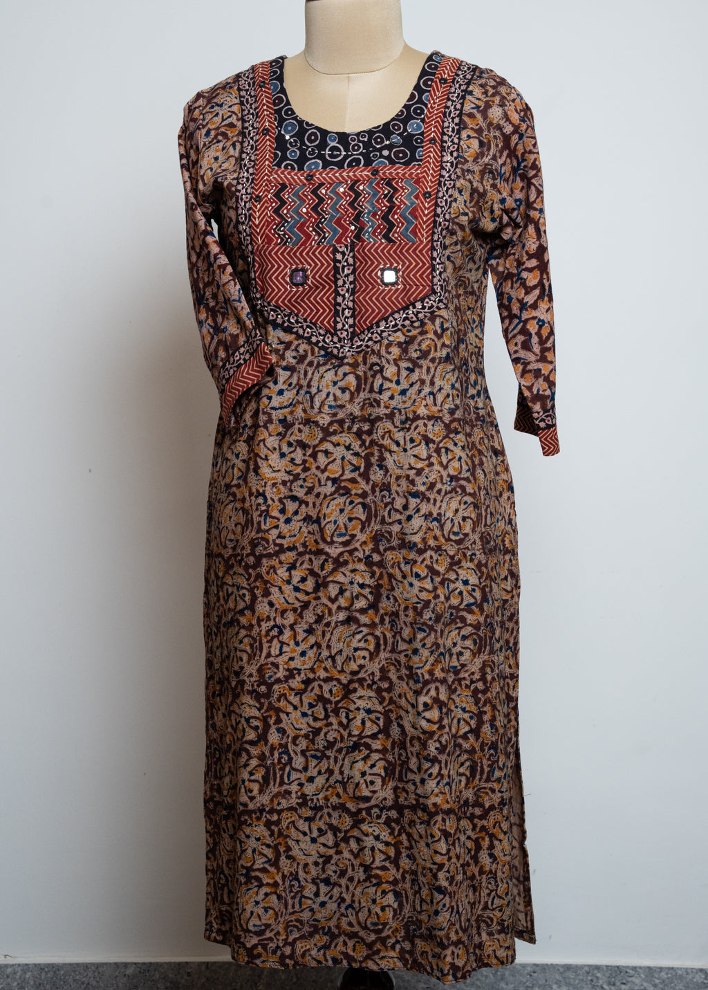 ETHNIC GEOMETRIC PRINTED NOTCHED NECK SEQUINNED COTTON STRAIGHT KURTA