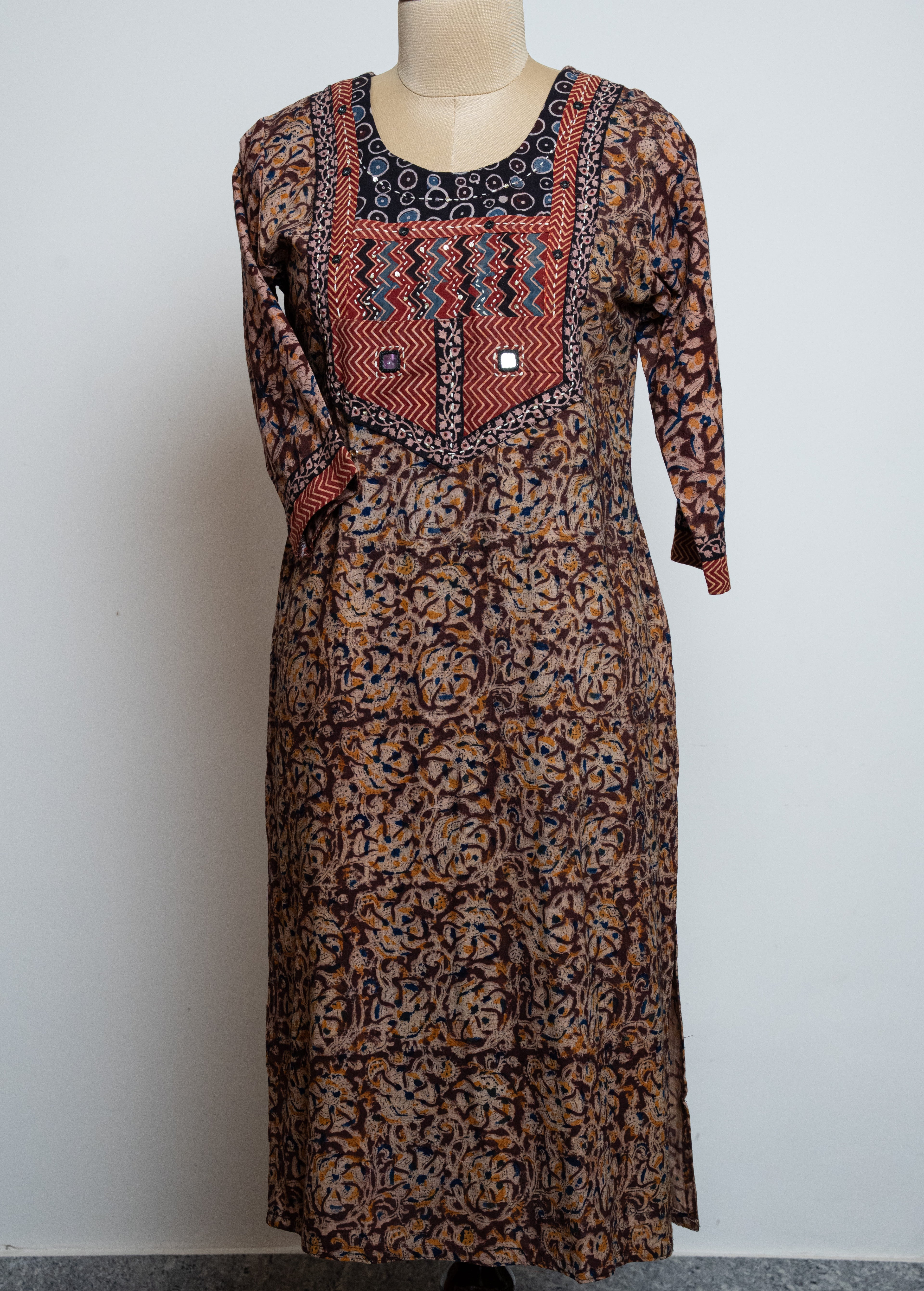 ETHNIC GEOMETRIC PRINTED NOTCHED NECK SEQUINNED COTTON STRAIGHT KURTA