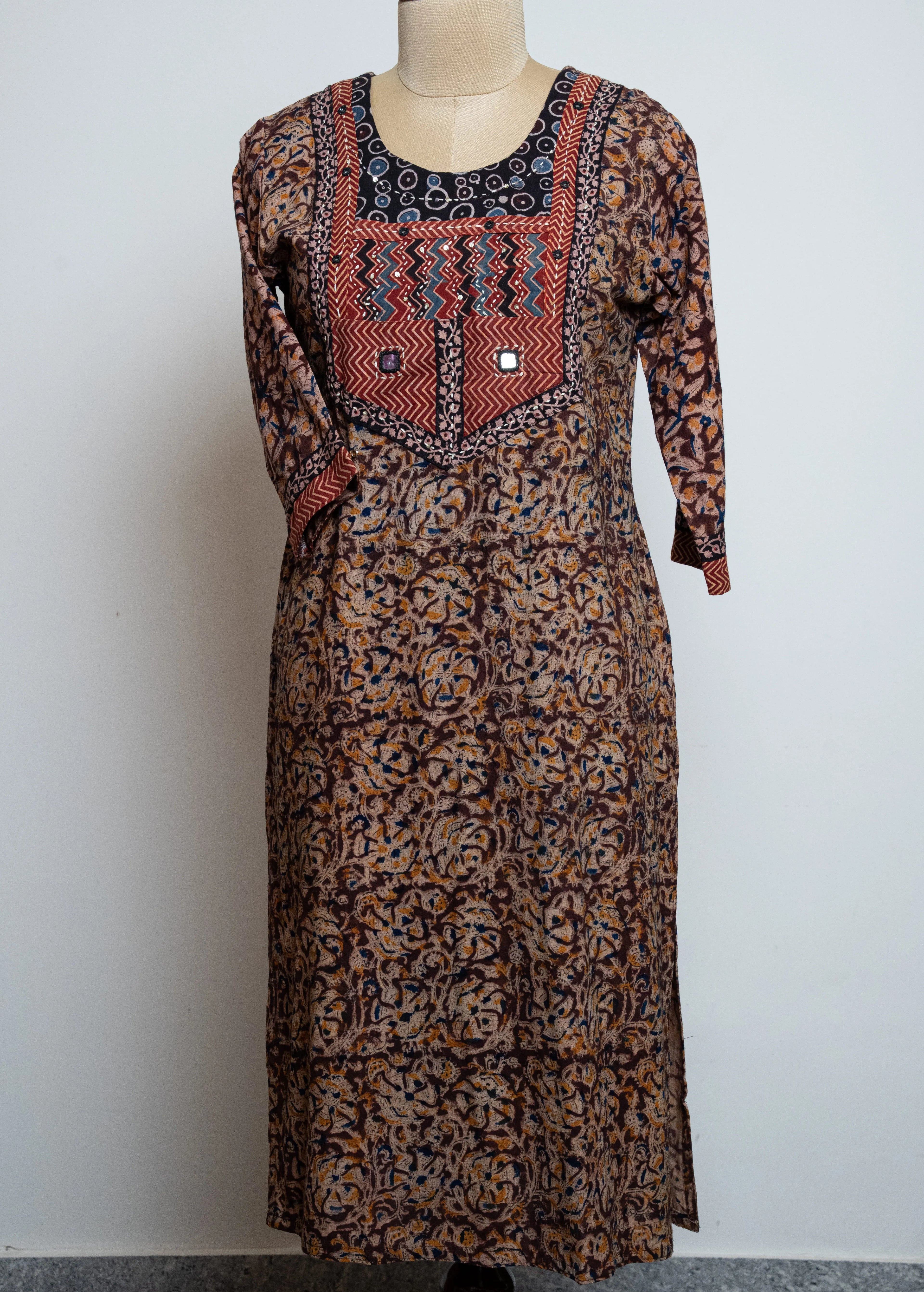 ETHNIC GEOMETRIC PRINTED NOTCHED NECK SEQUINNED COTTON STRAIGHT KURTA