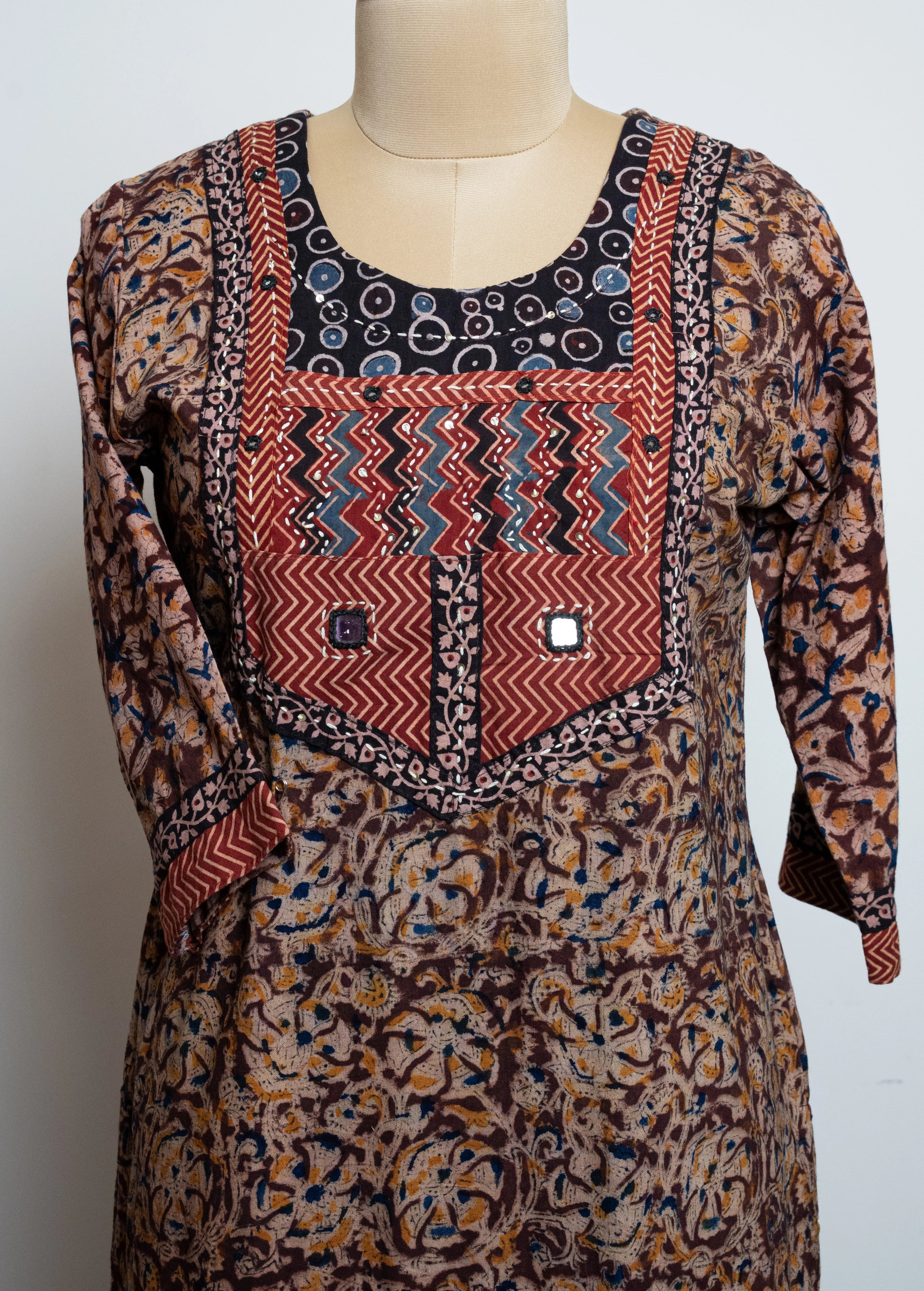 ETHNIC GEOMETRIC PRINTED NOTCHED NECK SEQUINNED COTTON STRAIGHT KURTA